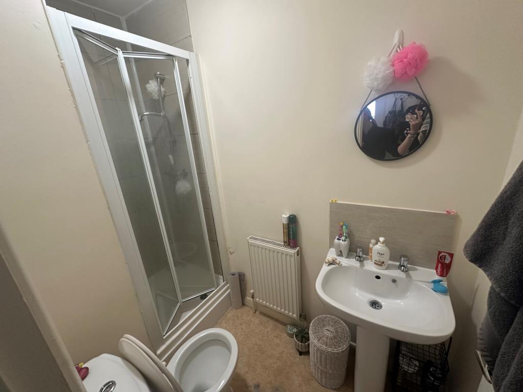 Lot: 25 - TWO-BEDROOM FLAT FOR INVESTMENT - Shower room with W.C.